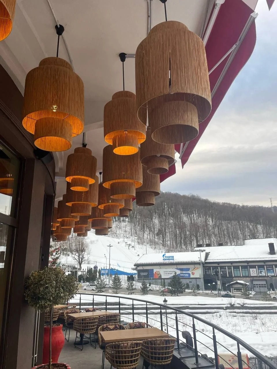 Настройка световых сценариев для ресторана в горнолыжном сезоне Красной Поляны