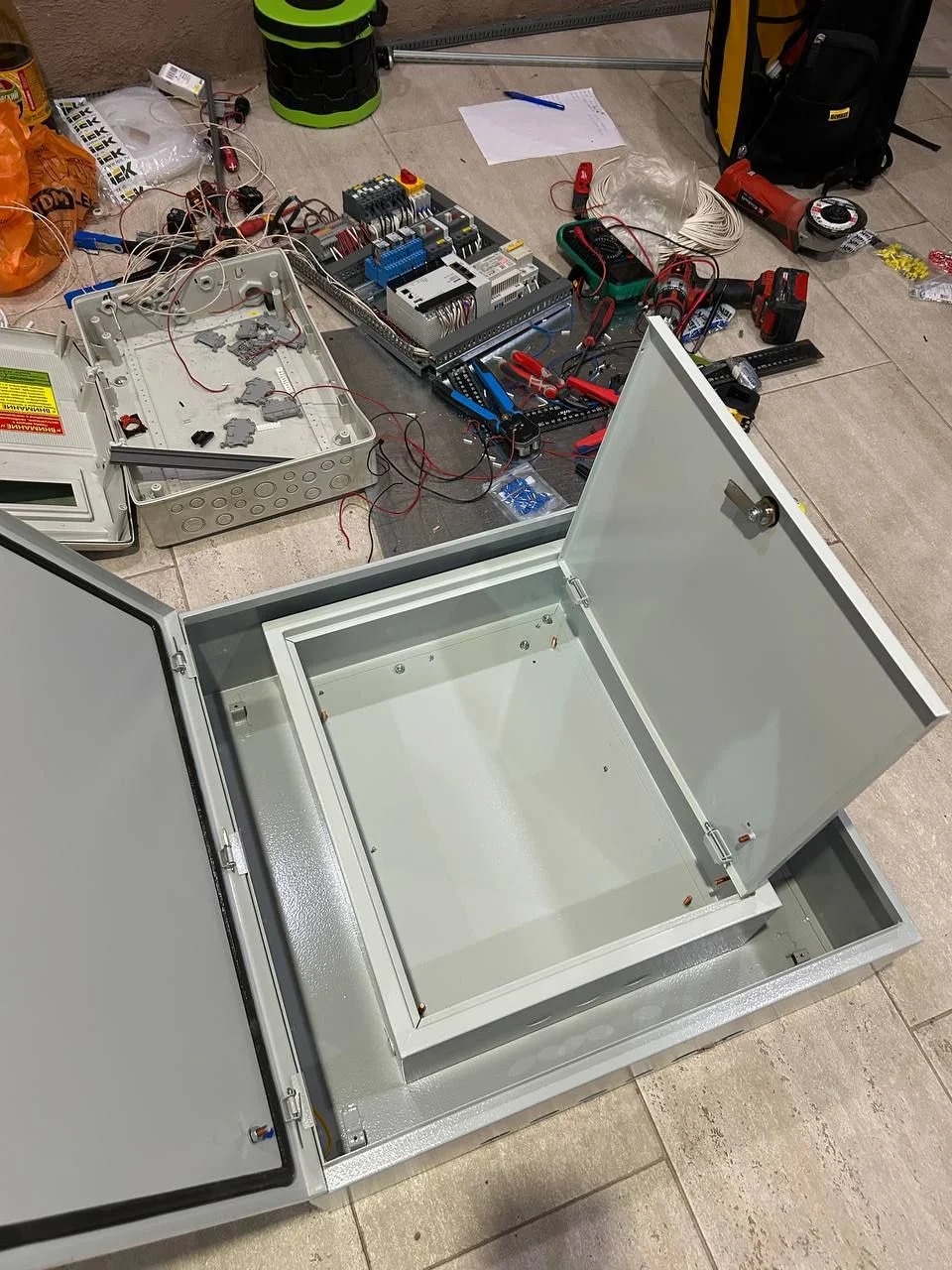 сборка электрощита в частном доме  Адлер — Вольтикс